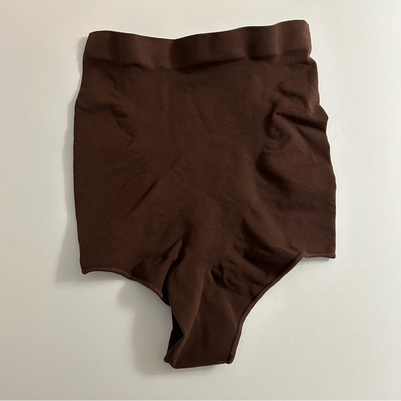 Skims Seamless Sculpt High Waist Thong Size 4X/5X in Color Cocoa - Picture 4 of 7